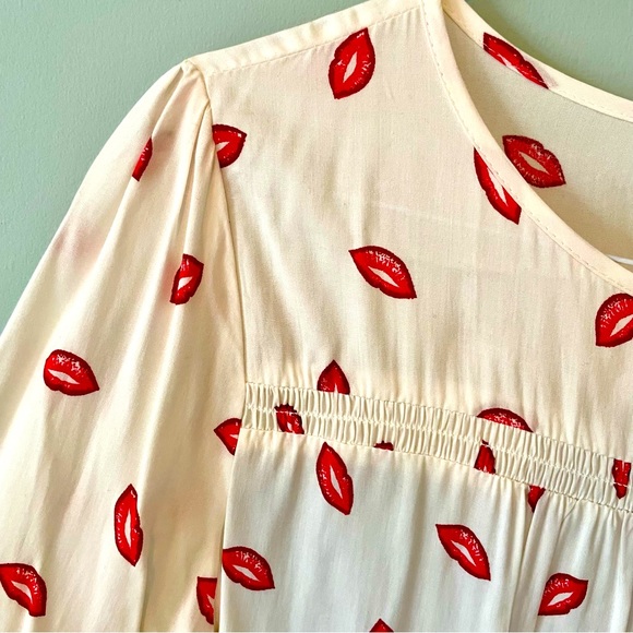 NWT Rayon long sleeve blouse with adorable kisses print / size S - Picture 2 of 8